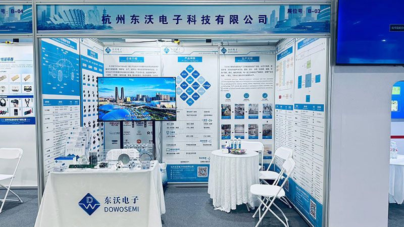 东沃展台.jpg